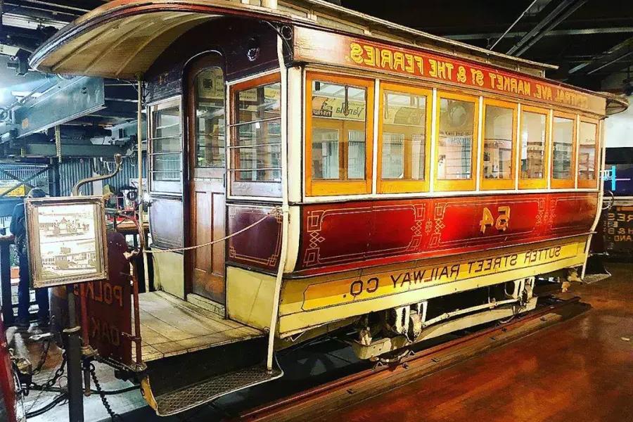 贝博体彩app缆车博物馆展示的古董缆车。
